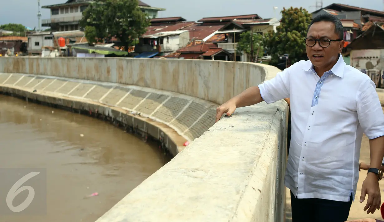 Ketua MPR Zulkifli Hasan saat mengunjungi lokasi normalisasi Bukit Duri, Manggarai, Jakarta, Jumat (10/3). Dalam kunjungannya Ketua MPR berdialog dan mendengarkan aspirasi korban penggusuran normalisasi sungai di Bukit Duri. (Liputan6.com/Johan Tallo)