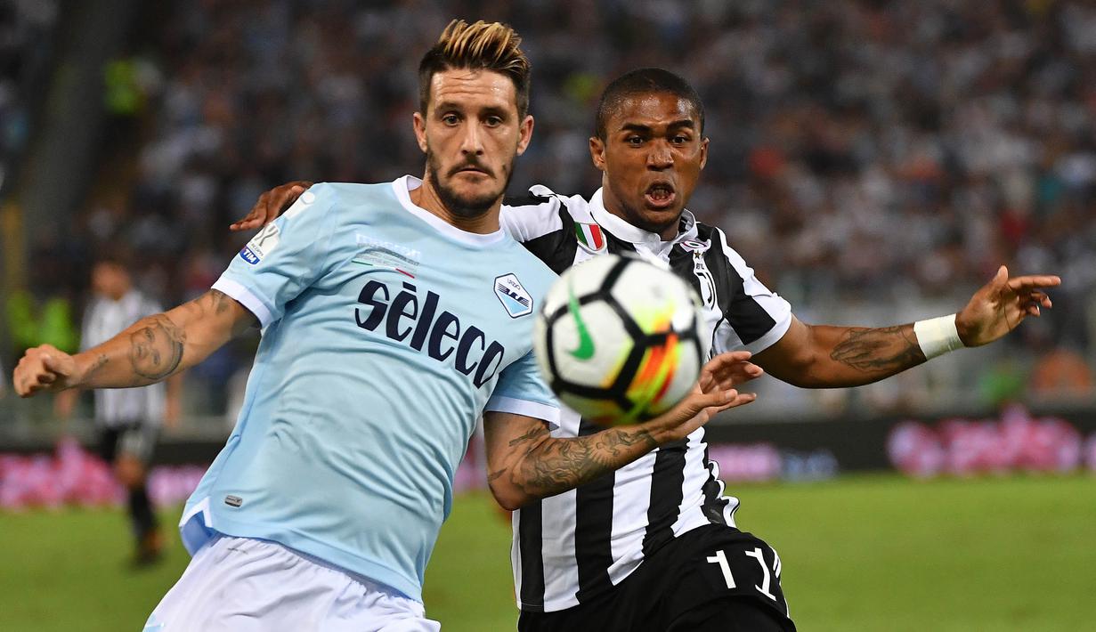Striker Juventus, Douglas Costa, berebut bola dengan gelandang Lazio, Luis Alberto, pada laga Supercoppa Italiana 2017  di Stadion Olimpico, Minggu, (13/8/2017). Lazio menang 3-2 atas Juventus. (AFP/Aleberto Pizzoli)