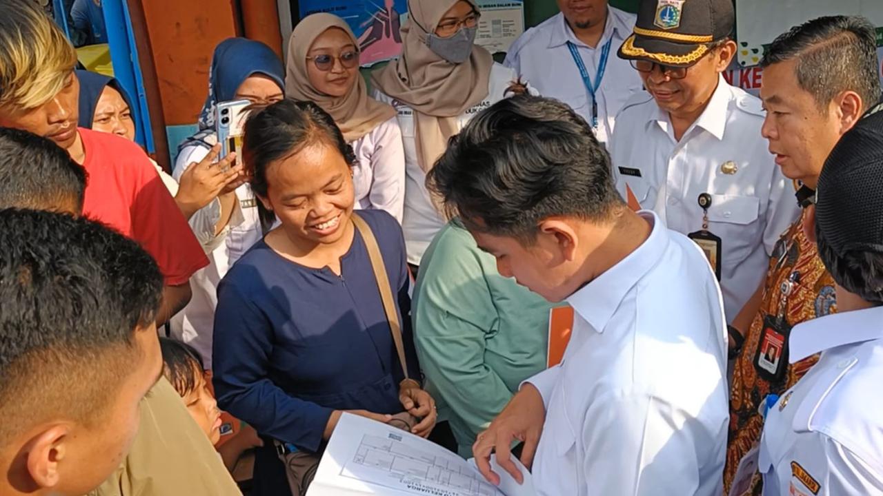 Kunjungi Pengungsi Korban Kebakaran Kemayoran, Wapres Gibran Bagi-Bagi Susu