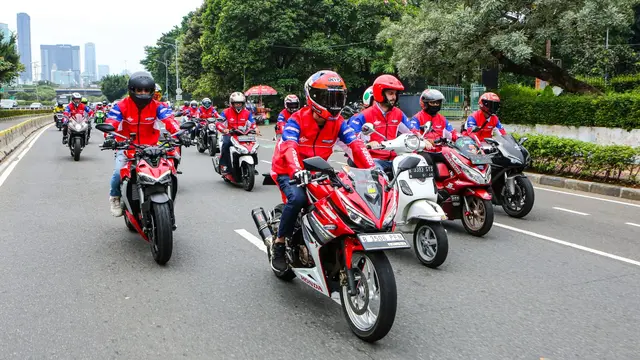 Dua pembalap Gresini Racing MotoGP 2023 berkeliling Kota Jakarta. Keduanya adalah Fabio Di Giannantonio dan Alex Marquez.
