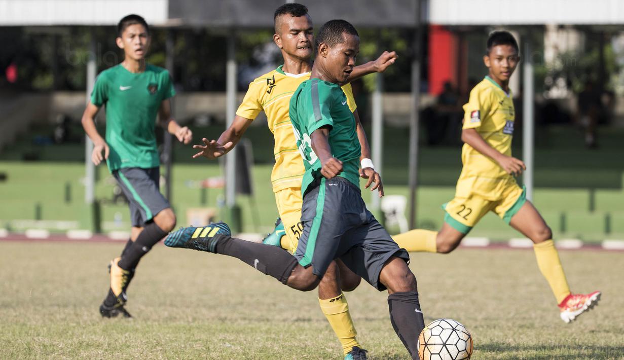 Striker Timnas Indonesia U-16, Amiruddin Bagus, berusaha membobol gawang Kabomania U-17 pada laga uji coba di Stadion Atang Sutresna, Jakarta Timur, Jumat (8/9/2017). Timnas U-16 menang 6-1 atas Kabomania U-17. (Bola.com/Vitalis Yogi Trisna)