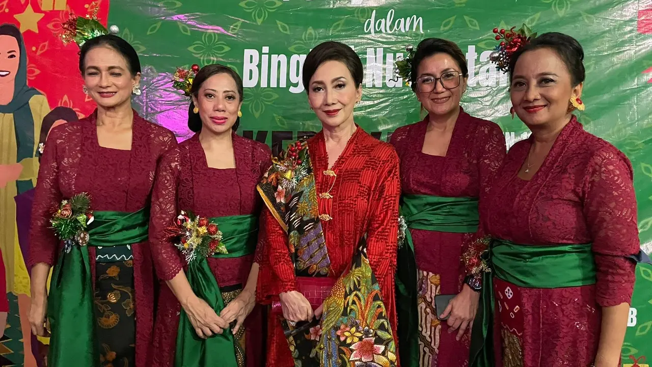 Kebaya Christmas Carol