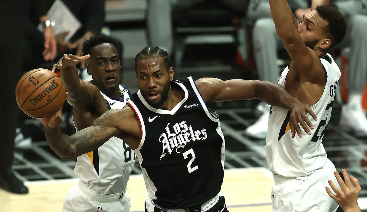 Kawhi Leonard merupakan pemain Los Angeles Clippers pada 2021/2022 ini. Sayangnya, ia tak mampu tampil maksimal karena terganggu dengan cedera. Leonard tercatat pernah memenangi gelar MVP Final NBA sebanyak dua kali, yaitu pada 2014 bersama San Antonio Spurs dan 2019 bersama Toronto Raptors. (Getty Images via AFP/Sean M. Haffey)