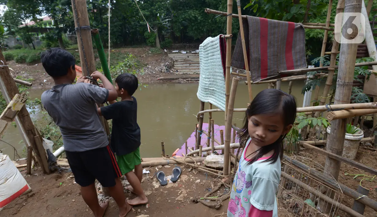 Anak-anak usai menggunakan perahu eretan di sungai Ciliwung, Jakarta, Selasa (3/11/2020). Perahu eretan di sungai Ciliwung masih bertahan sebagai penghubung Jakarta Timur dan Jakarta Selatan Selatan. (merdeka.com/Imam Buhori)