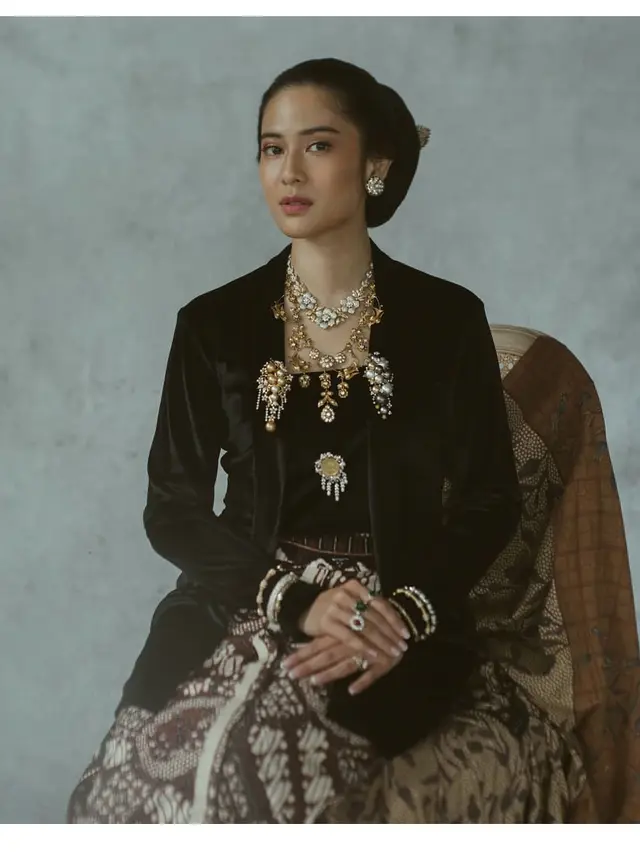 Potret Dian Sastrowardoyo Saat Berbusana Batik, Makin Cantik dan Anggun
