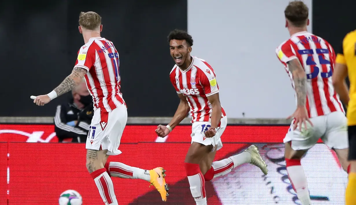 Pemain Stoke City merayakan gol yang dicetak Jacob Brown ke gawang Wolves pada laga kompetisi Piala Inggris di Malineaux Stadium, Jumat (18/9/2020) dini hari WIB. Wolves kalah 0-1 oleh Stoke City. (AFP/Nick Potts/pool)