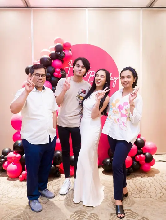 Jadi bintang utama di acara tersebut, Lyodra tampil cantik mengenakan halter dress  berdetail cut out di dada.