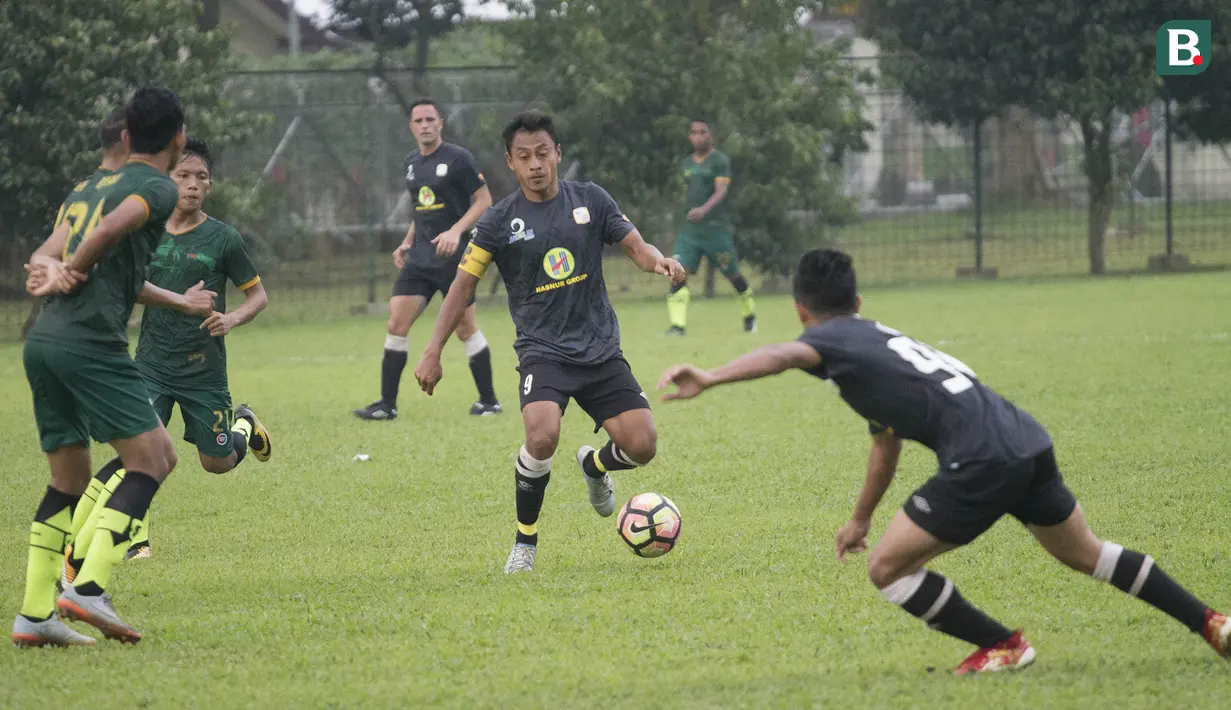 Striker Barito Putera, Samsul Arif, berusaha melewati hadangan pemain PS Tira pada laga persahabatan di Lapangan Bais, Bogor, Kamis (22/2/2018). PS Tira kalah 1-2 dari Barito Putera. (Bola.com/Asprilla Dwi Adha)