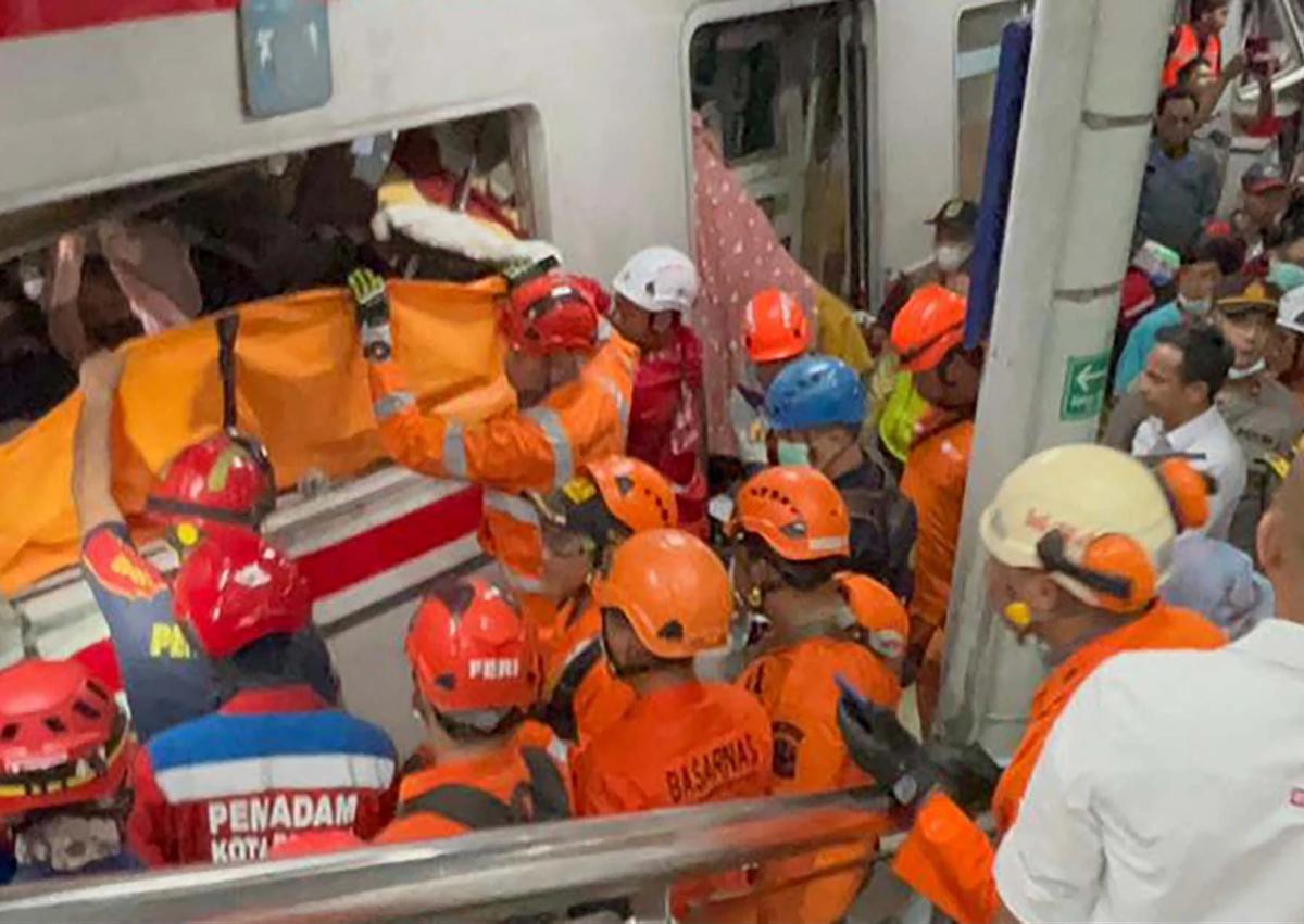 FOTO: Evakuasi Dramatis Korban Tabrakan Kereta di Bekasi Timur