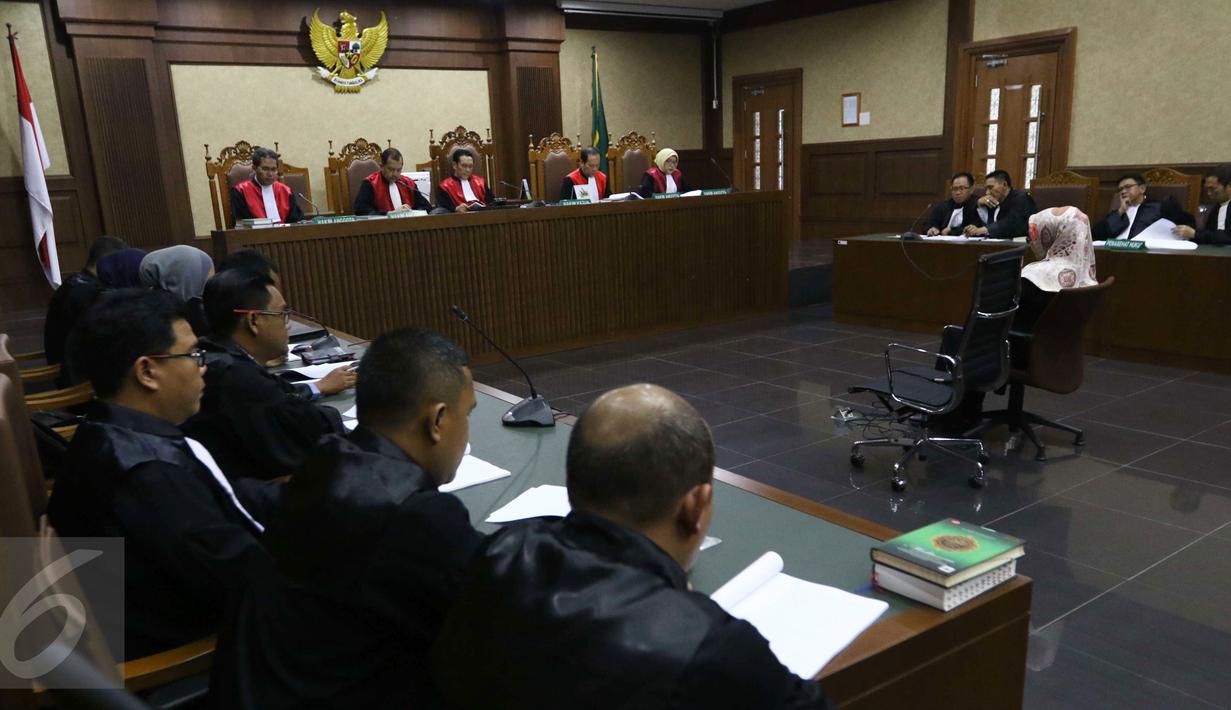 Mantan Gubernur Banten Ratu Atut Chosiyah saat menjalani sidang perdana dengan agenda pembacaan dakwaan dari jaksa penuntut umum di Pengadilan Tindak Pidana Korupsi, Jakarta, Rabu (8/3). (Liputan6.com/Helmi Afandi)