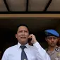 Kabareskrim Komjen Pol Budi Waseso menerima telepon disela memberi keterangan di Mabes Polri, Jakarta, Rabu (2/9/2015). Pria yang akrab disapa Buwas itu mengaku belum mengetahui mengenai informasi bahwa dirinya akan dicopot. (Liputan6.com/Johan Tallo)