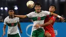 Timnas Indonesia harus puas bermain imbang 1-1 dengan Singapura dalam laga leg pertama semifinal Piala AFF 2020 di Stadion Nasional Singapura, Rabu (22/12/2021). Unggul lebih dulu, kemenangan Indonesia buyar via gol Ikhsan Fandi, anak legenda Singapura, Fandi Ahmad. (AFP/Roslan Rahman)