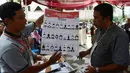 Petugas menjelaskan surat suara saat simulasi pencoblosan dan penghitungan di TPS pada Pemilihan umum 2019 di Kecamatan Tanah Abang, Jakarta, Selasa (9/4). Simulasi ini untuk memahami alur dan aturan Pemilu pada 17 April 2019. (merdeka.com/Imam Buhori)