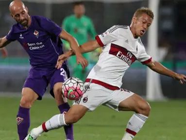 Gelandang AC Milan, Keisuke Honda (kanan) berebut bola dengan Gelandang Fiorentina Borja Valero pada pertandingan pekan pertama Liga Italia di stadion Florence, Italia, (23/8/2015). Fiorentina menang dengan skor 2 – 0. (AFP PHOTO/Massimo Benvenuti)