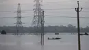 Penduduk desa mendayung perahu-perahu desa melalui genangan air di distrik Morigaon di Assam, India (26/6/2020). Banjir  disebabkan meluapnya Sungai Brahmaputra akibat hujan yang terus turun. (AP Photo/Anupam Nath)