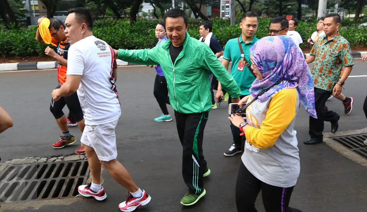 Menteri Pemuda dan Olahraga, Imam Nahrowi (tengah) lari bersama peserta lomba lari Ceria 5k di fx  Senayan, Jakarta, (21/5).Kegiatan tersebut mengusung tema Lari kebangkitan Indonesia Bangkit. (Liputan6.com/Fery Pradolo)