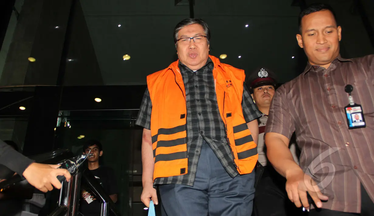Syahrul Raja Sempurnajaya, keluar dari di gedung KPK, Jakarta, Rabu (11/3/2015). Syahrul diperiksa sebagai saksi kasus suap permintaan ijin operasional PT Indokliring Internasional milik PT Bursa Berjanka Jakarta (BJJ).(Liputan6.com/Helmi Afandi)