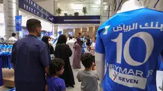 Penggemar klub sepak bola Saudi Al-Hilal berbaris untuk membeli jersey bertuliskan nama dan nomor penyerang Brasil Neymar Jr. di toko resmi klub di Riyadh pada 15 Agustus 2023. (Photo by Fayez Nureldine / AFP)