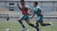 Wander Luiz dan Achmad Jufriyanto mengikuti sesi latihan Persib Bandung di Stadion Gelora Bandung Lautan Api (GBLA), Kota Bandung, Rabu (6/10/2021) pagi WIB. (Bola.com/Erwin Snaz)