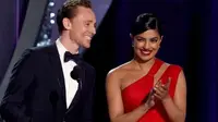 Terungkap, Tom Hiddleston Jatuh Cinta Pada Priyanka Chopra