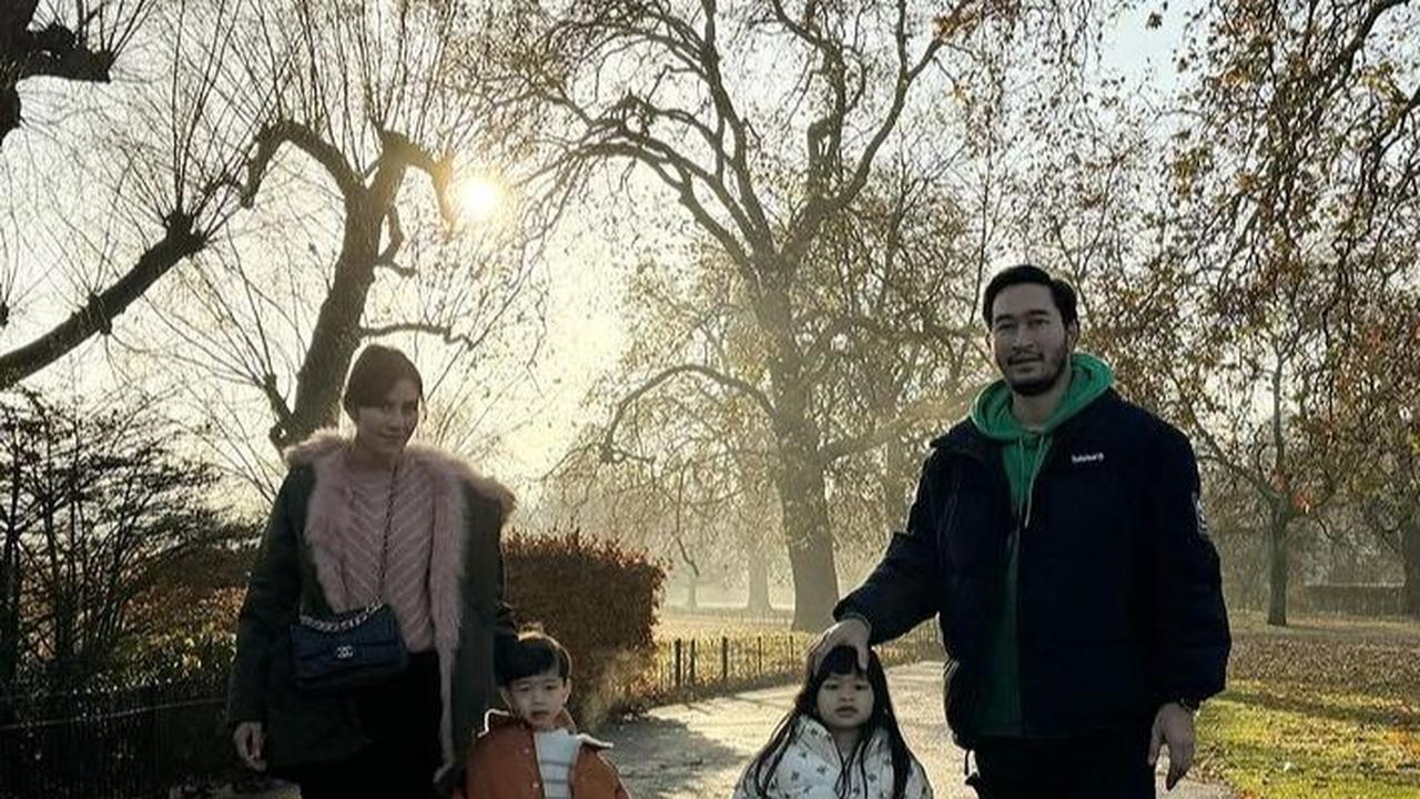 Jeje berangkat ke London bersama teman-teman bandnya dan Syahnaz serta anak-anaknya.