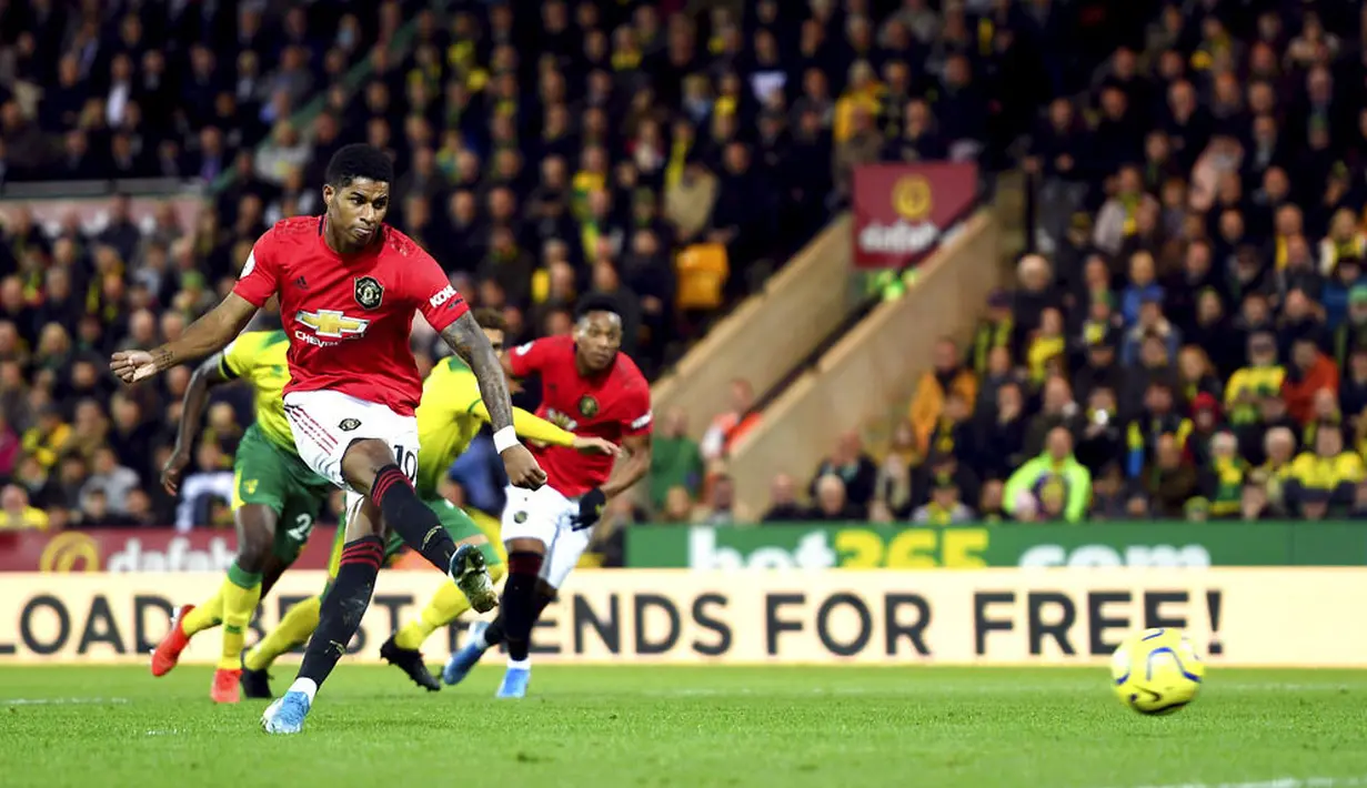 Penyerang Manchester United, Marcus Rashford, melepaskan tendangan penalti saat melawan Norwich City pada laga Premier League 2019 Stadion Carrow Road, Norwich, Minggu (27/10). Manchester United menang 3-1 atas Norwich City. (AP/Joe Gidden)