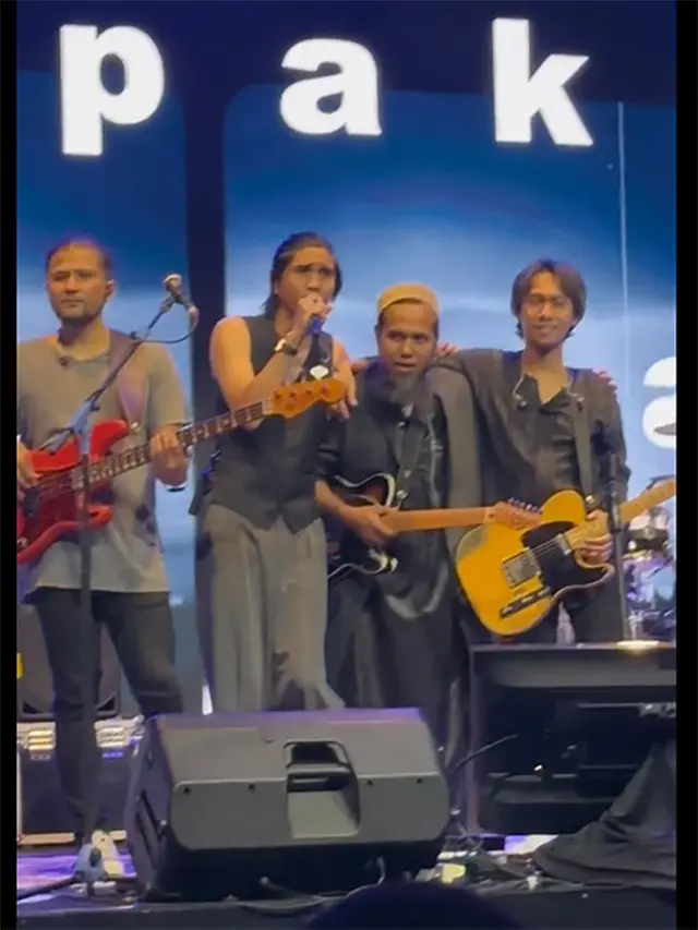 Sakti manggung bersama Sheila On 7