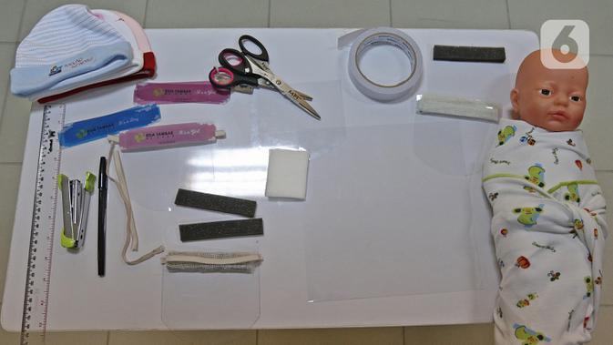 Foto Melihat Pembuatan Face Shield Mini Untuk Bayi Health