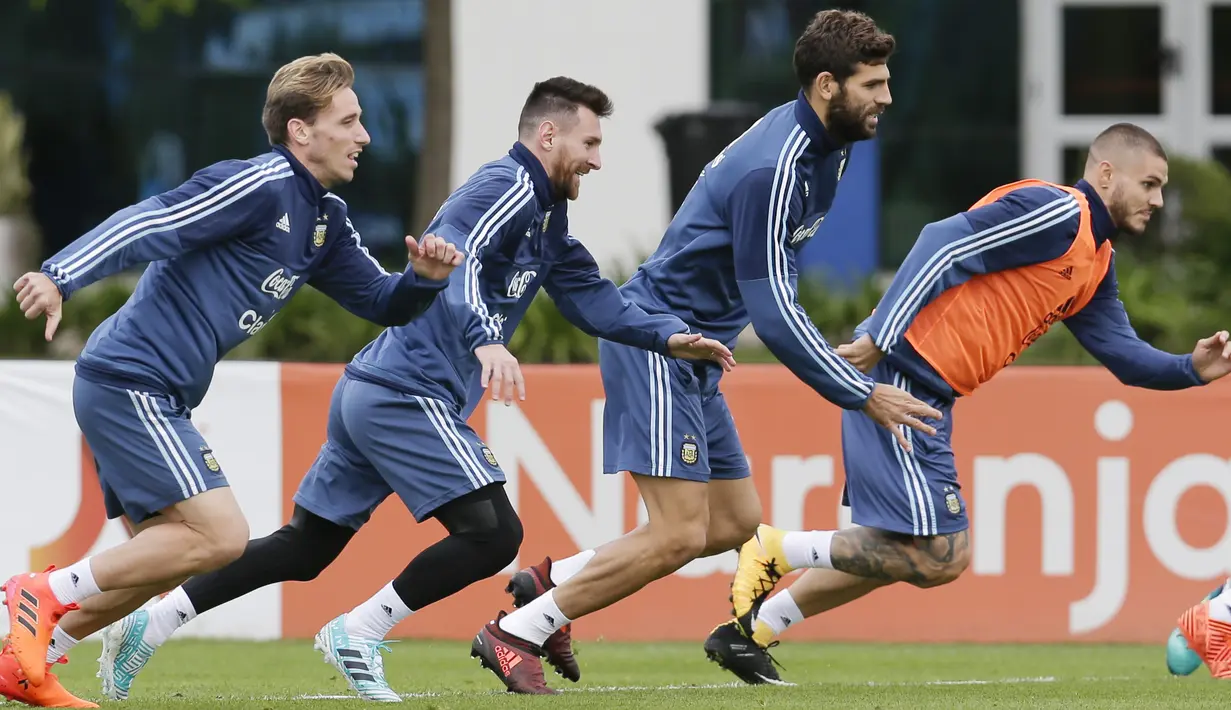 Lucas Biglia, Lionel Messi, Federico Fazio, Mauro Icardi melakukan sprint pada sesi latihan jelang laga kualifikasi Piala Dunia 2018 di Ezeiza, Buenos Aires, (3/10/2017).  Argentina akan melawan Peru pada 6 oktober 2017. (AP /Victor R. Caivano)