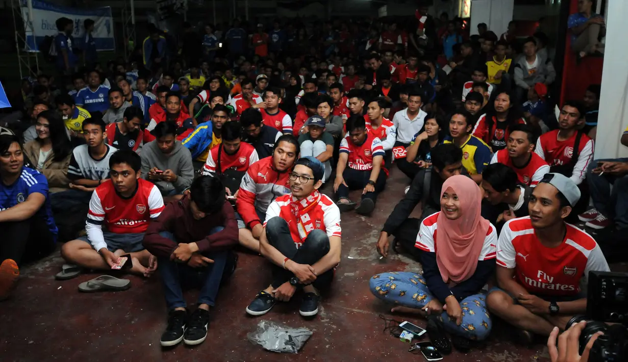 Sejumlah supporter klub Arsenal duduk bersama saat mengikuti acara Nonton Bola Seru Arsenal vs Chelsea di Andik Futsal, Depok, Jawa Barat, Minggu (26/4/2015). Kedua tim bermain imbang 0-0. (Liputan6.com/Helmi Fithriansyah)
