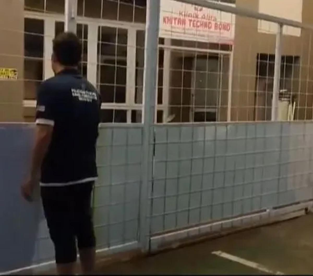 "Kalau di luar untuk catatan rekam medik, boleh asal dilakukan atas izin keluarga. Yang jadi masalah sekarang, itu izin atau tidak. Kami akan melakukan penelusuran," kata dia.<br>