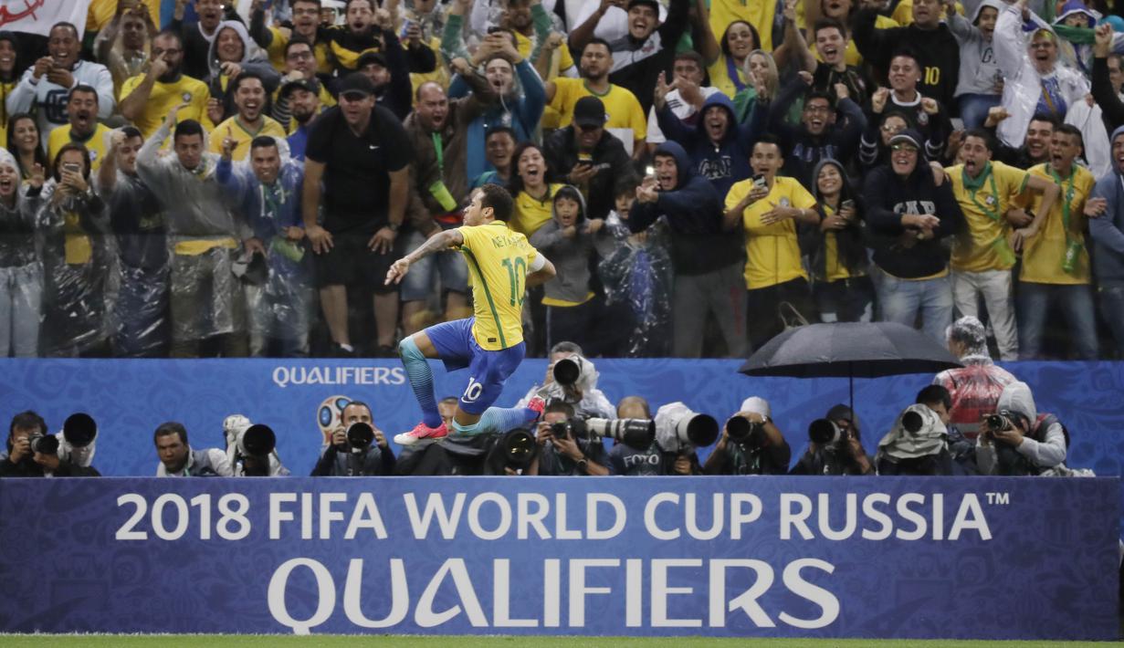 Bintang Brasil, Neymar merayakan golnya ke gawang Paraguay pada laga Kualifikasi Piala Dunia 2018 zona Conmebol di Arena Corinthians Stadium,  Sao Paulo, Brasil, Selasa (28/3/2017). Brasil menang 3-0. (AP/Andre Penner)