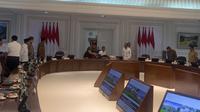 Presiden Joko Widodo (Jokowi) memimpin jalannya rapat terbatas atau ratas terkait rencana kerja pemerintah, nota keuangan, dan rancangan anggaran pendapatan dan belanja negara (RAPBN) tahun 2025 di Istana, Jakarta. (Liputan6.com/Muhammad Radityo Priyasmoro).