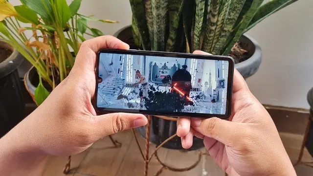 Samsung Galaxy M32 dilengkapi dengan layar Super AMOLED (Liputan6.com/Giovani Dio Prasasti)