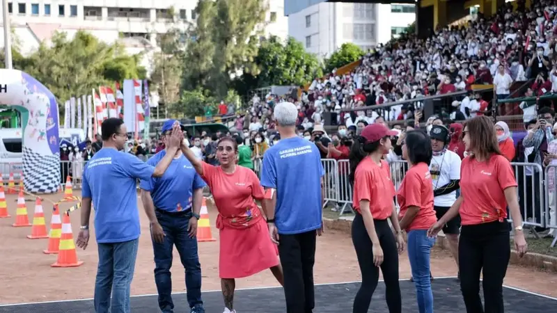 Susi Pudjiastusi dan Anies Baswedan Lomba 17 Agustusan