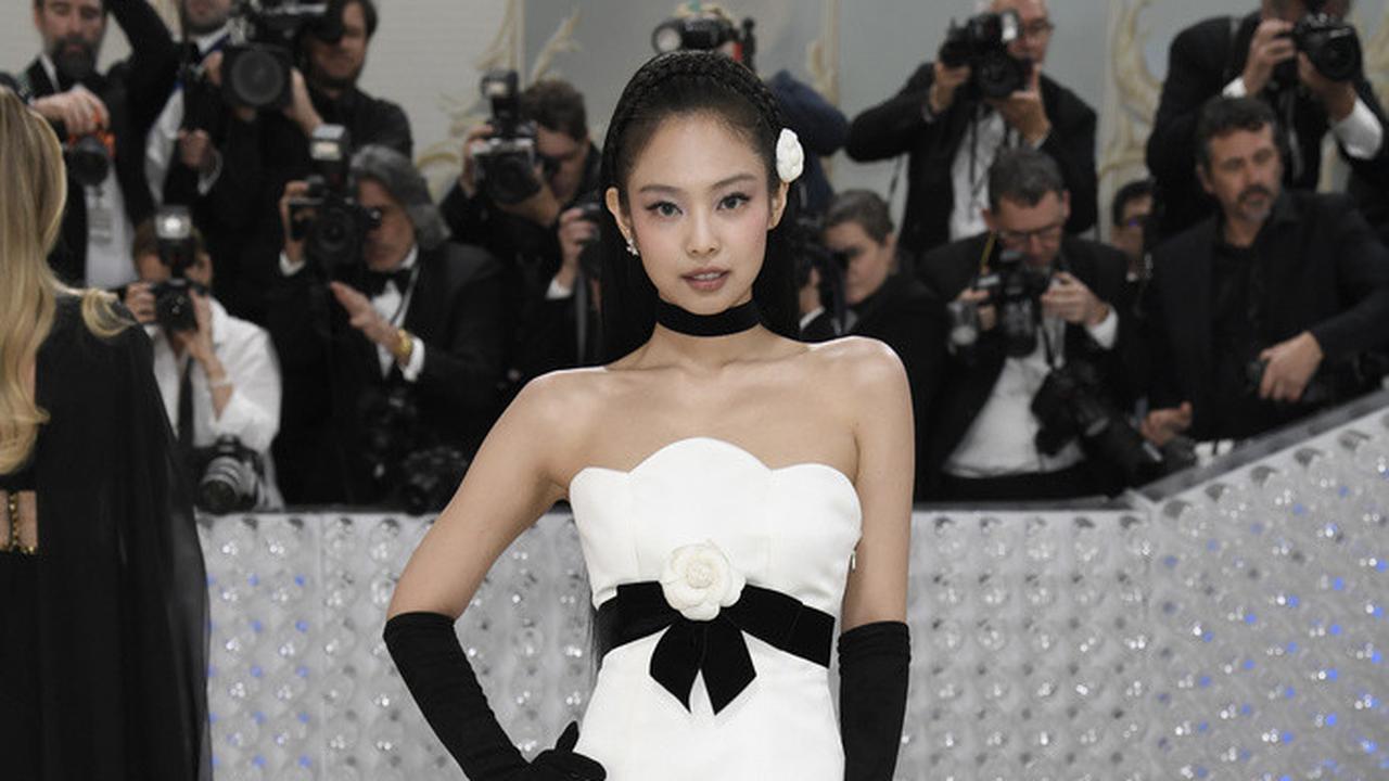 Jennie Blackpink di Met Gala 2023. (Evan Agostini/Invision/AP)
