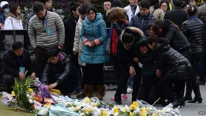 Keluarga korban tragedi Tahun Baru berdarah di China. (BBC)