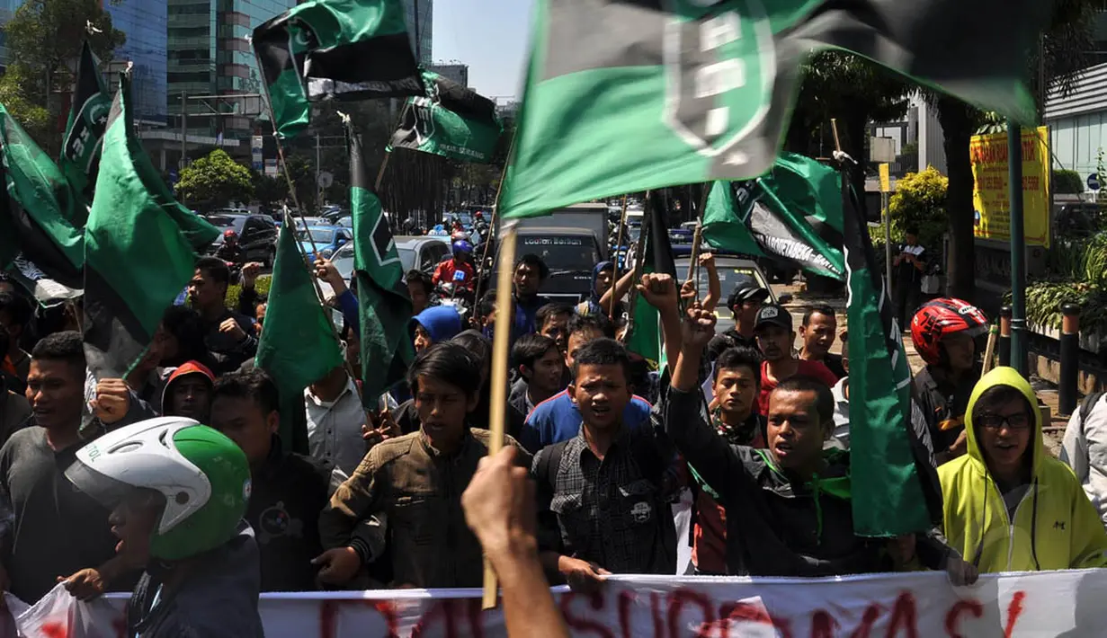 Massa HMI menggelar unjuk rasa di depan gedung Tipikor terkait sidang vonis Anas Urbaningrum, Jakarta, (24/9/14). (Liputan6.com/Miftahul Hayat)