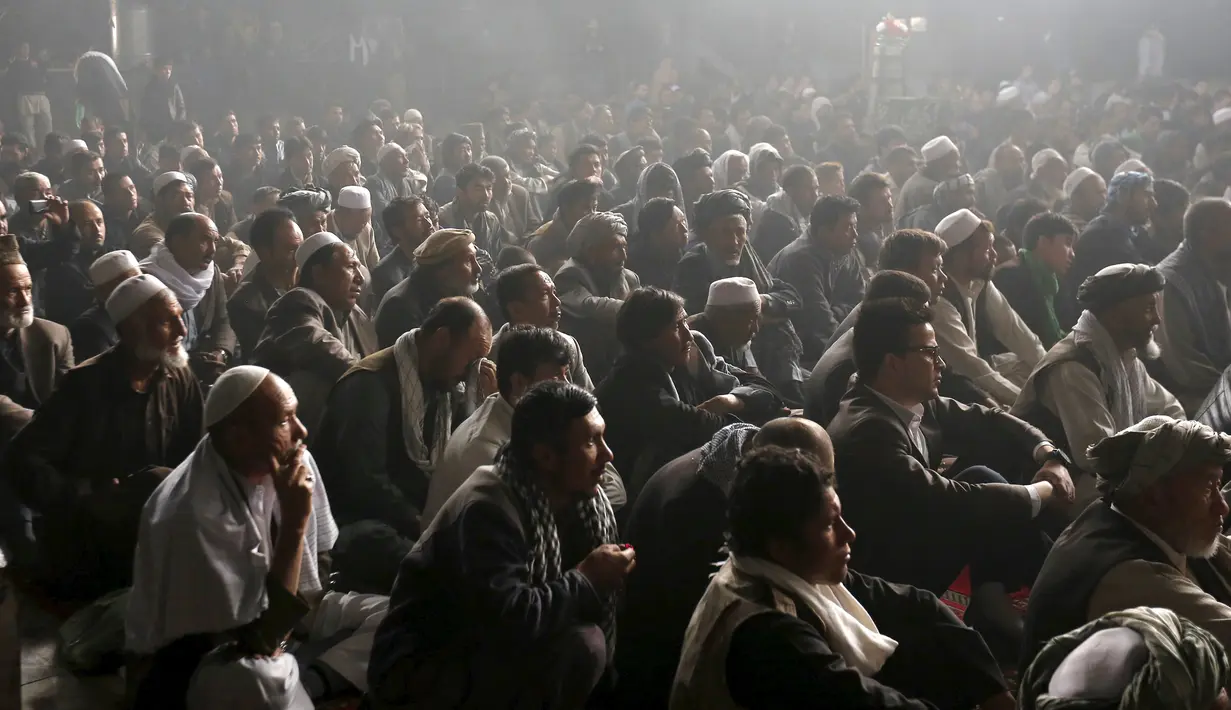 Sejumlah warga Islam Syiah mengadiri perayaan Asyura di Kabul, Afghanistan, Rabu (21/10/2015).  Ini merupakan acara terbesar dalam kalender Islam Syiah. (REUTERS/Mohammad Ismail)