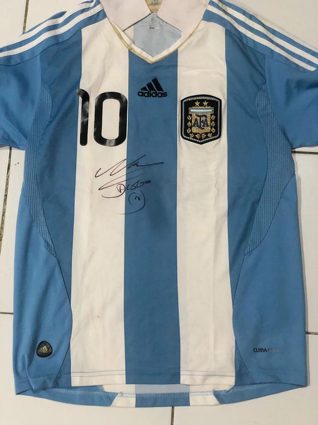 Momen Pengalaman Mendapat Tanda Tangan Asli Diego Maradona Di Jersey Timnas Argentina Dunia Bola Com