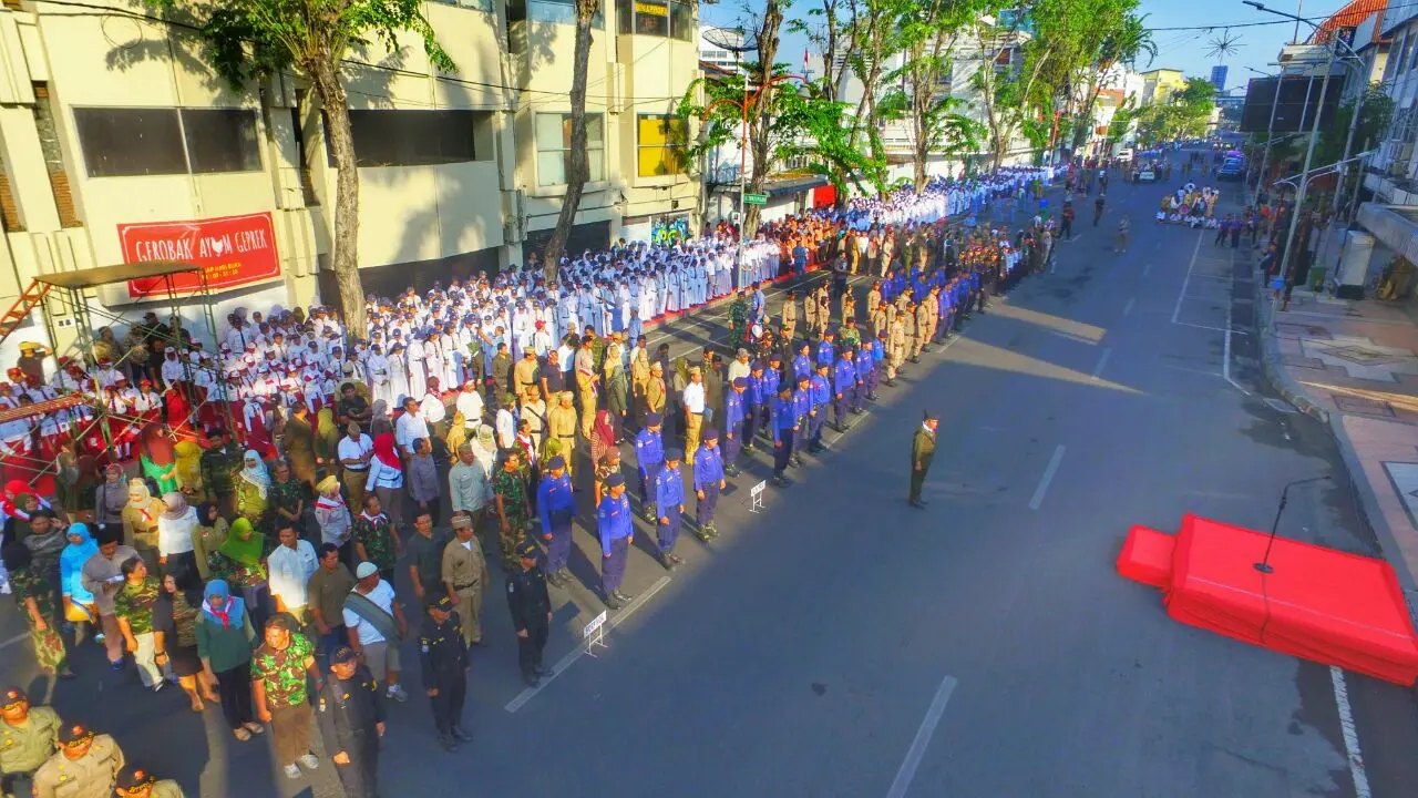 Pekik Merdeka Risma Usai Rekonstruksi Perobekan Bendera Belanda