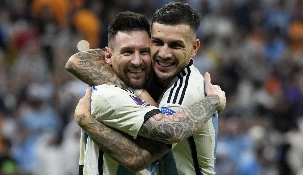 Pemain Argentina, Lionel Messi (kiri) merayakan kemenangan timnya bersama rekannya, Leandro Paredes setelah berhasil mengalahkan Belanda saat babak adu penalti pada perempat final Piala Dunia 2022 yang berlangsung di Stadion Lusail, Jumat (09/12/2022) waktu setempat. Laga yang awalnya imbang 2-2 hingga extratime 2x15 menit, dimenangkan oleh Argentina pada babak adu penalti dengan skor 4-3. (AP/Ricardo Mazalan)