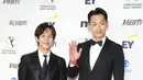 Im Siwan dan Rain dalam International Emmy Awards di New York Hilton Midtown, Senin (21/11/2022). (Foto: Charles Sykes/Invision/AP)