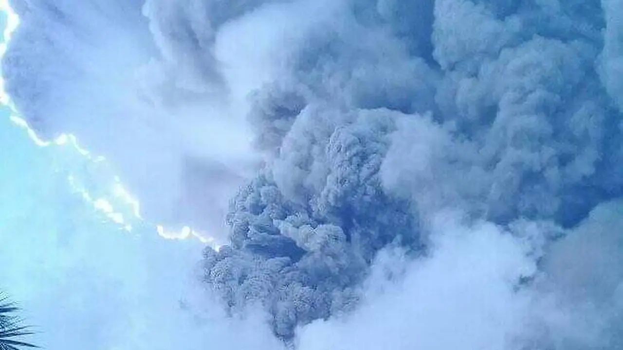 Suara gemuruh menyertai erupsi terus menerus [Gunung Ili Lewotolok](4420762 "") di wilayah Kabupaten Lembata, Provinsi Nusa Tenggara Timur. (Foto: Istimewa)
