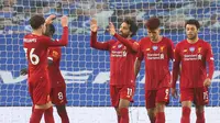 Pemain Liverpool merayakan gol yang dicetak Mohamed Salah ke gawang Brighton pada laga lanjutan Premier League pekan ke-34 di Stadion Falmer, Kamis (9/7/2020) dini hari WIB. Liverpool menang 3-1 atas Brighton. (AFP/Catherine Ivill/pool)