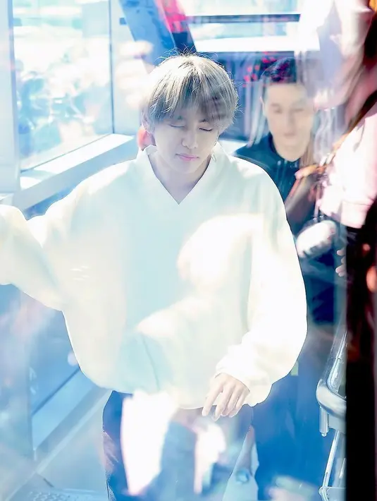 Penggemar biasanya menantikan para idola mereka untuk berangkat atau pulang dari bandara. (Pinterest)