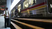 Ketua Gugus Tugas Percepatan Penanganan COVID-19, Doni Monardo saat meninjau Stasiun Manggarai di Jakarta Selatan, Senin (8/6/2020). (Dok Badan Nasional Penanggulangan Bencana/BNPB)