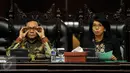 Ketua MPR Zulkifli Hasan (kiri) dan Ketua Dewan Pembina Kontras Suciwati saat kegiatan Sosialisasi Empat Pilar di Gedung Nusantara V DPR RI, Jakarta, Jumat (13/11). Acara ini dihadiri Kontras dan keluarga korban pelanggaran HAM. (Liputan6.com/Johan Tallo)