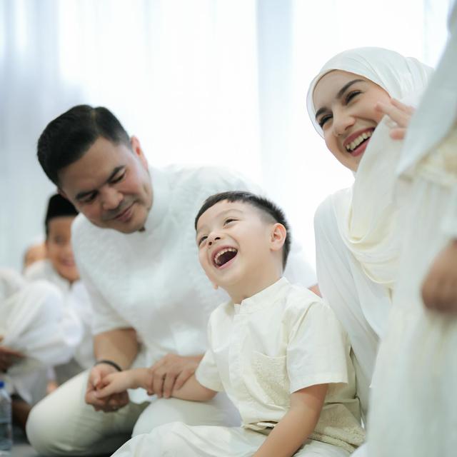 6 Potret Kedekatan Haldy Sabri dan Anak Irish Bella di Momen Tasyakuran Rumah Baru