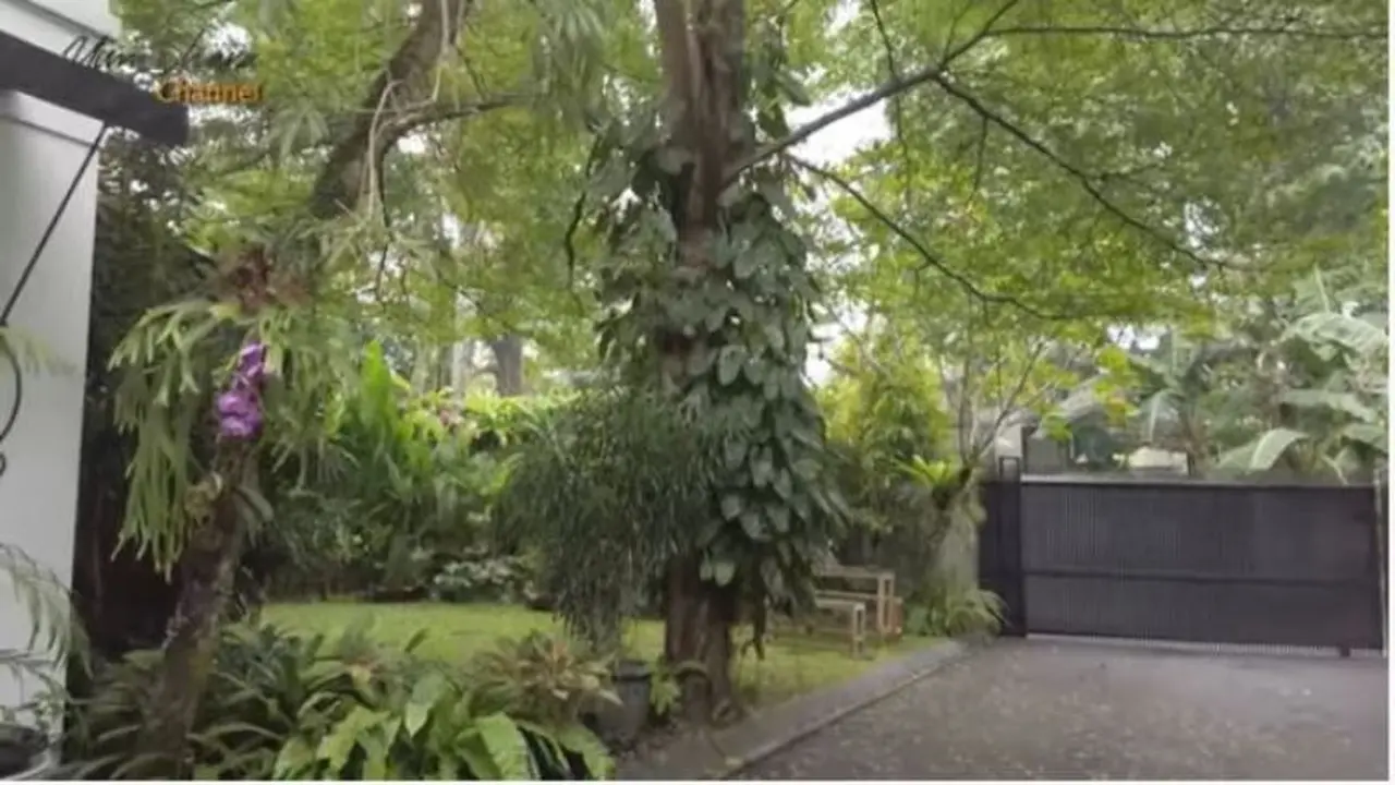 Ada Air Manncur dan Taman Penuh Tanaman di Rumah Yuni Shara